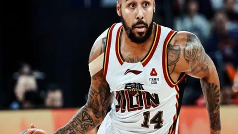 “布莱顿球迷点球判罚争议：金钱诱惑裁判，最终判罚被撤销”